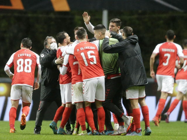 Vitor Oliveira del Braga festeggia il secondo gol con Fabiano Silva, Paulo Oliveira, Andre Castro e i membri del team il 10 marzo 2022