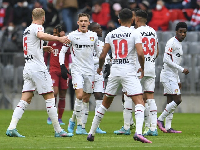 Florian Wirtz, Kerem Demirbay, Piero Hincapie e Mitchel Bakker del Bayer Leverkusen festeggiano dopo che Thomas Muller del Bayern Monaco ha segnato un autogol il 5 marzo 2022