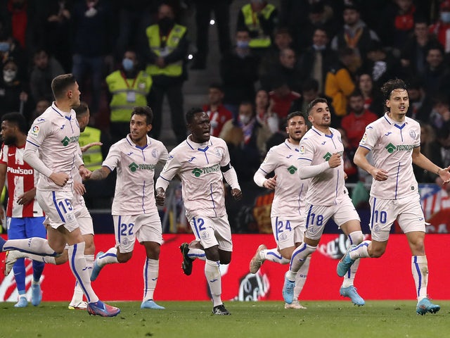 Enes Unal di Getafe festeggia il secondo gol con i compagni di squadra il 12 febbraio 2022