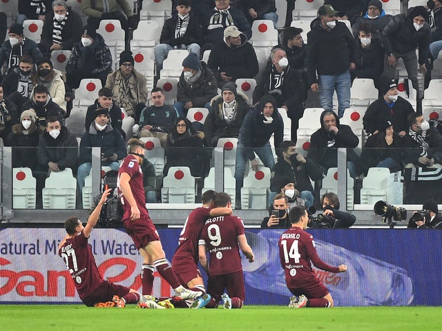 Andrea Belotti del Torino festeggia il primo gol con i compagni il 18 febbraio 2022