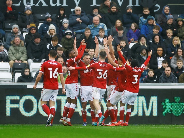 Andreas Weimann del Bristol City festeggia il suo primo gol con i compagni di squadra il 13 febbraio 2022