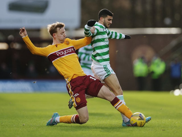Liel Abada del Celtic in azione con Nathan McGinley dei Motherwell il 6 febbraio 2022