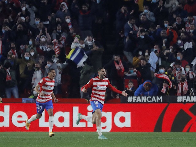Antonio Puertas di Granada festeggia il suo primo gol con Carlos Bacca l'8 gennaio 2022