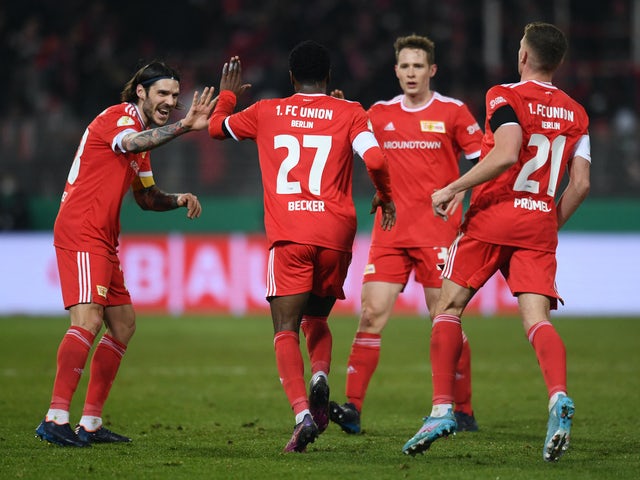 Sheraldo Becker dell'Union Berlin festeggia il suo primo gol con i compagni di squadra il 1 marzo 2022