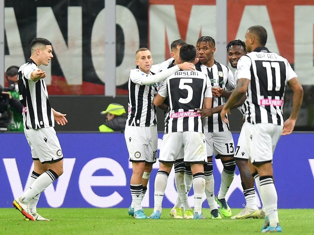Destiny Udogie dell'Udinese festeggia il primo gol con i compagni il 25 febbraio 2022