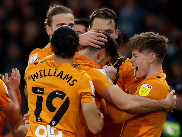 Ryan Longman di Hull City festeggia il suo primo gol con i compagni di squadra il 22 gennaio 2022