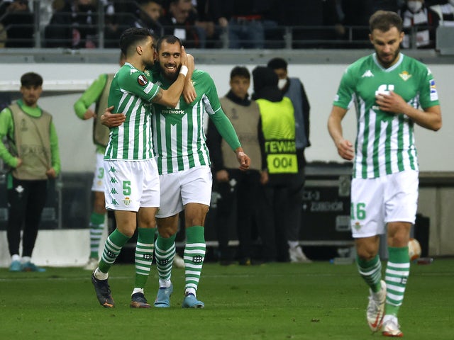 Borja Iglesias del Real Betis festeggia il suo primo gol con Marc Bartra il 17 marzo 2022