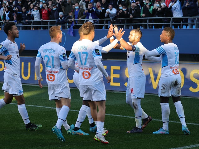 Dimitri Payet del Marsiglia festeggia il suo primo gol con i compagni di squadra il 27 febbraio 2022