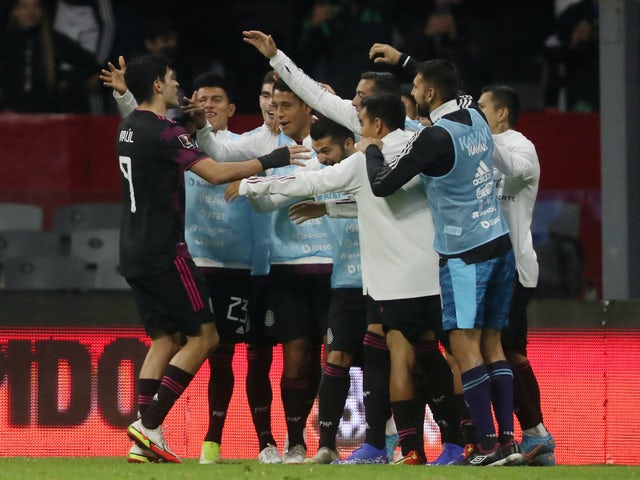 Il messicano Raul Jimenez festeggia il suo primo gol con i compagni di squadra il 2 febbraio 2022