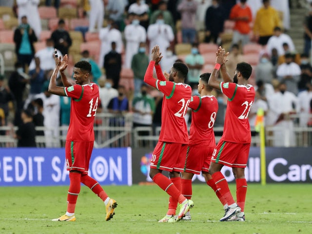 I giocatori dell'Oman applaudono i fan dopo la partita del 27 gennaio 2022