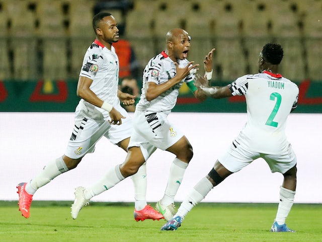 Andre Ayew del Ghana festeggia il suo primo gol con i compagni di squadra il 14 gennaio 2022