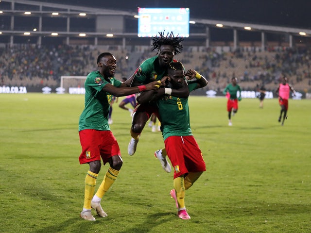 Il camerunese Ambroise Oyongo Bitolo esulta con i compagni di squadra dopo aver segnato il rigore vincente ai rigori del 5 febbraio 2022