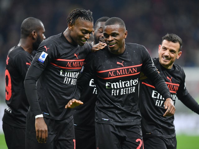 Pierre Kalulu del Milan festeggia il primo gol con i compagni il 12 marzo 2022