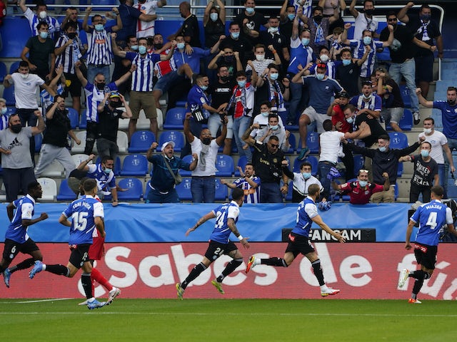  Victor Laguardia di Alaves festeggia il suo primo gol con i compagni di squadra il 25 settembre 2021
