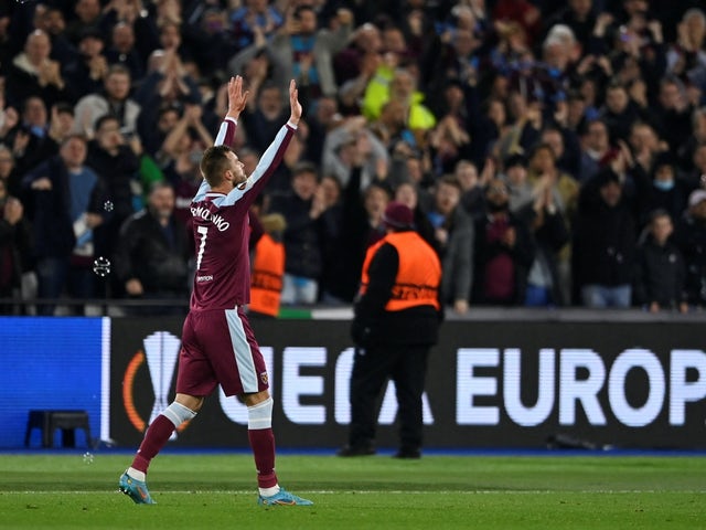 Andriy Yarmolenko del West Ham United festeggia il secondo gol contro il Siviglia il 17 marzo 2022