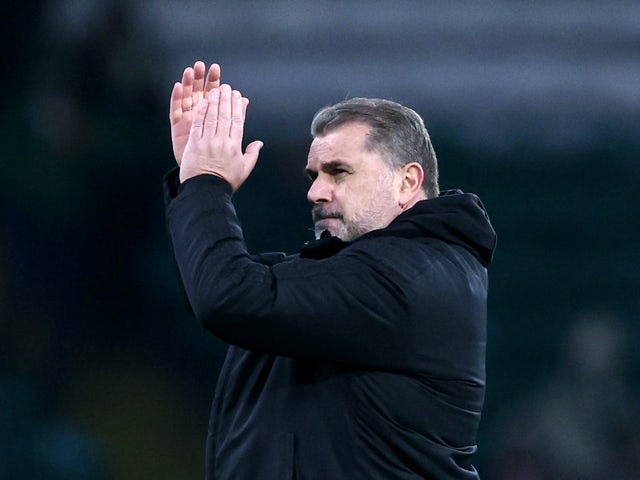 allenatore del Celtic Ange Postecoglou applaude i fan dopo la partita del 2 marzo 2022