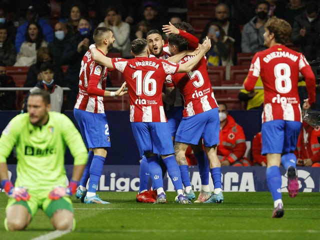 Joao Felix dell'Atletico Madrid festeggia il suo primo gol con i compagni di squadra il 10 marzo 2022