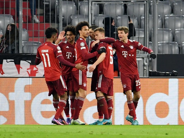 Robert Lewandowski del Bayern Monaco festeggia il suo primo gol con i compagni di squadra il 7 marzo 2022