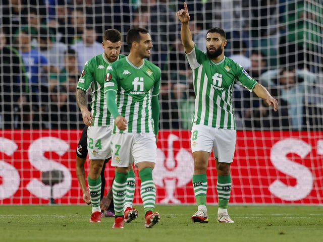 Nabil Fekir del Real Betis festeggia il suo primo gol con Juanmi e Aitor Ruibal il 9 marzo 2022
