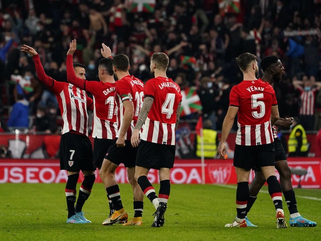 Alex Berenguer dell'Athletic Bilbao festeggia il suo primo gol con i compagni di squadra il 3 febbraio 2022