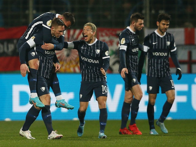 Sebastian Polter del VfL Bochum festeggia il suo primo gol con i compagni di squadra il 2 marzo 2022