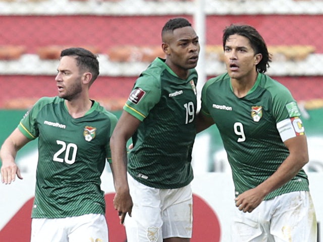 Marc Enoumba della Bolivia festeggia il suo primo gol con i compagni di squadra il 1 febbraio 2022