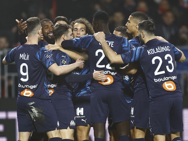 Gerson del Marsiglia festeggia il suo primo gol con i compagni di squadra il 13 marzo 2022