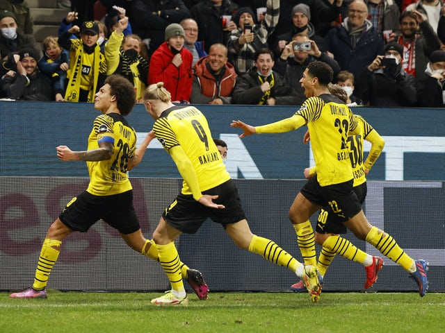 Axel Witsel del Borussia Dortmund festeggia il suo primo gol con Erling Braut Haaland e compagni di squadra il 16 marzo 2022