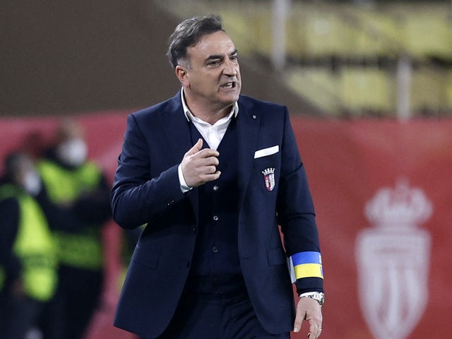 allenatore del Braga Carlos Carvalhal indossa una fascia da braccio con i colori ucraini a sostegno dell'Ucraina durante l'invasione della Russia in Ucraina il 17 marzo 2022