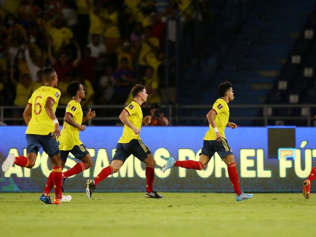 Luis Diaz della Colombia festeggia il suo primo gol con i compagni di squadra il 24 marzo 2022