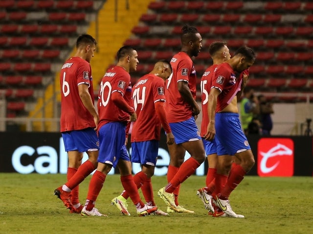 I giocatori del Costa Rica sembrano abbattuti dopo la sconfitta contro il Messico il 5 settembre 2021