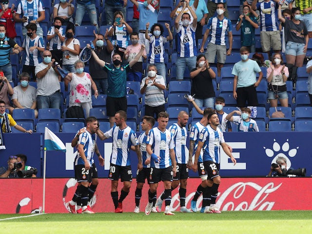 Raul de Tomas dell'Espanyol festeggia il suo primo gol con i compagni di squadra il 12 settembre 2021