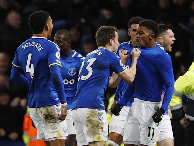 Demarai Grey dell'Everton festeggia il secondo gol con Seamus Coleman il 6 dicembre 2021