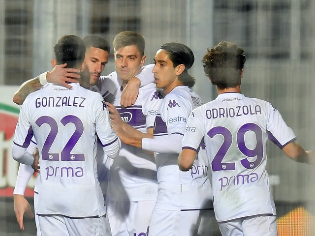 Krzysztof Piatek della Fiorentina festeggia il primo gol dal dischetto con Nicolas Gonzalez, Alvaro Odriozola e compagni il 9 febbraio 2022