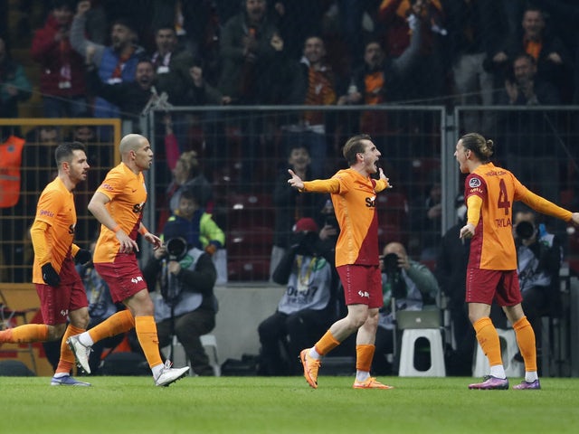 Kerem Akturkoglu del Galatasaray festeggia il suo primo gol con i compagni di squadra il 14 marzo 2022