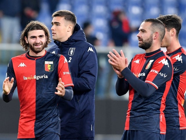  Manolo Portanova e Davide Biraschi del Genoa applaudono i tifosi dopo la partita con l'Atalanta BC del 21 dicembre 2021