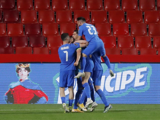 Il greco Anastasios Bakasetas festeggia il suo primo gol con i compagni di squadra il 25 marzo 2021