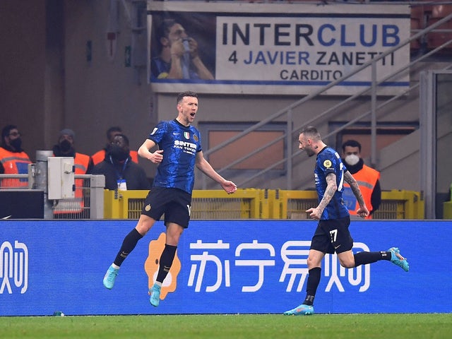 Ivan Perisic dell'Inter festeggia il suo primo gol con Marcelo Brozovic il 5 febbraio 2022