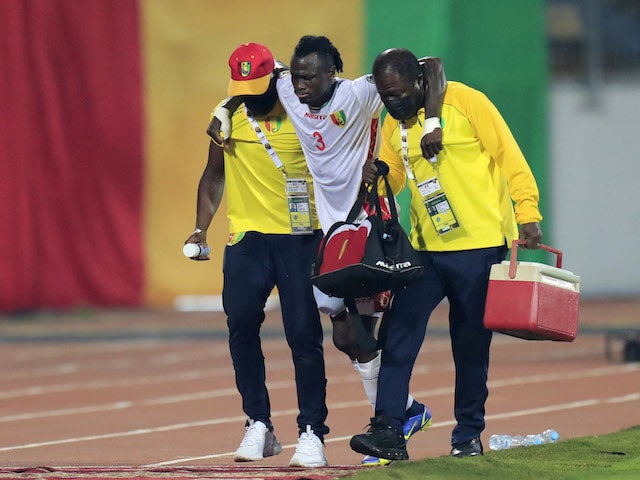 Issiaga Sylla della Guinea viene aiutato a uscire dal campo dopo aver subito un infortunio il 18 gennaio 2022