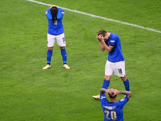 Lorenzo Insigne, Nicolò Barella e Federico Bernardeschi sembrano abbattuti dopo la sconfitta contro la Spagna il 6 ottobre 2021