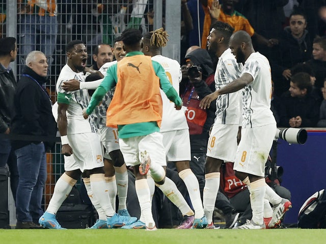 Nicolas Pepe della Costa d'Avorio festeggia il suo primo gol con i compagni di squadra il 25 marzo 2022
