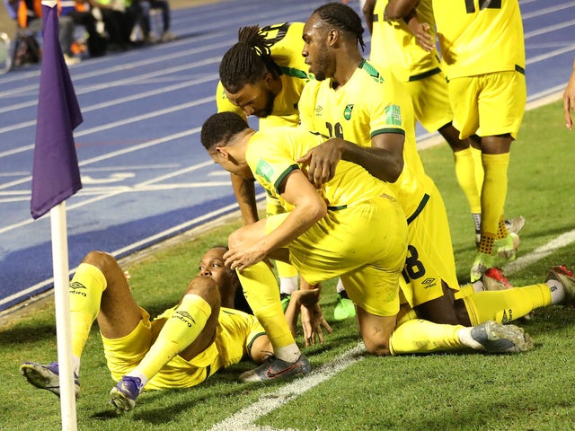 Daniel Johnson della Giamaica festeggia il suo primo gol con i compagni di squadra il 27 gennaio 2022