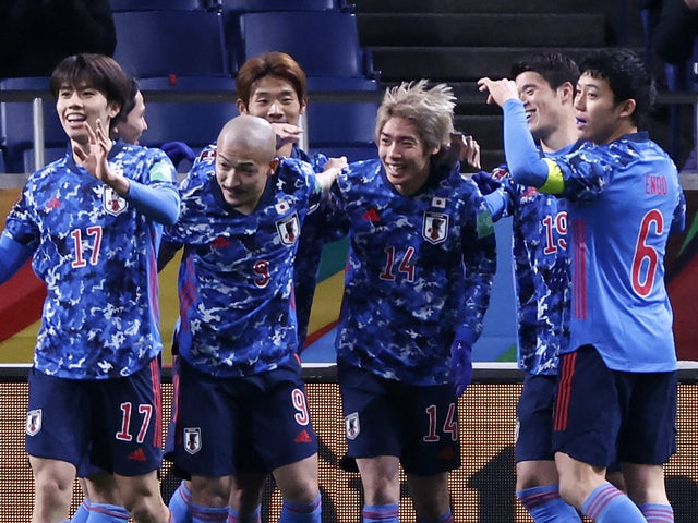 Il giapponese Junya Ito festeggia il secondo gol con i compagni di squadra il 27 gennaio 2022
