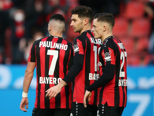 Lucas Alario del Bayer Leverkusen festeggia il suo primo gol con Paulinho e Florian Wirtz il 26 febbraio 2022