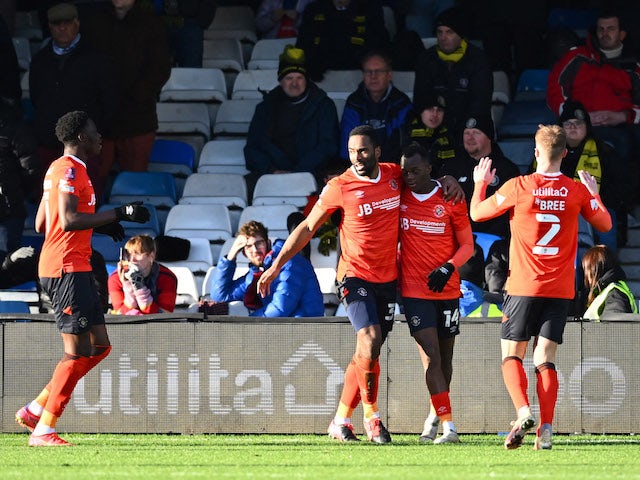 Cameron Jerome di Luton Town festeggia il secondo gol con Carlos Mendes Gomes il 9 gennaio 2022