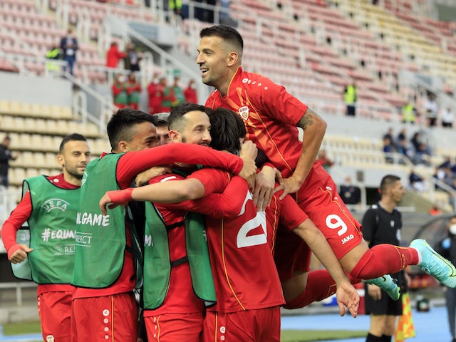 Elif Elmas della Macedonia del Nord festeggia il suo primo gol con i compagni di squadra il 1 giugno 2021