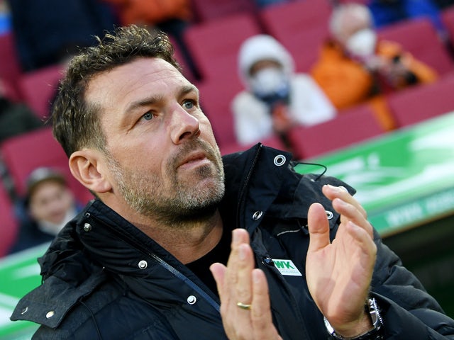 allenatore dell'Augsburg Markus Weinzierl prima della partita del 27 febbraio 2022