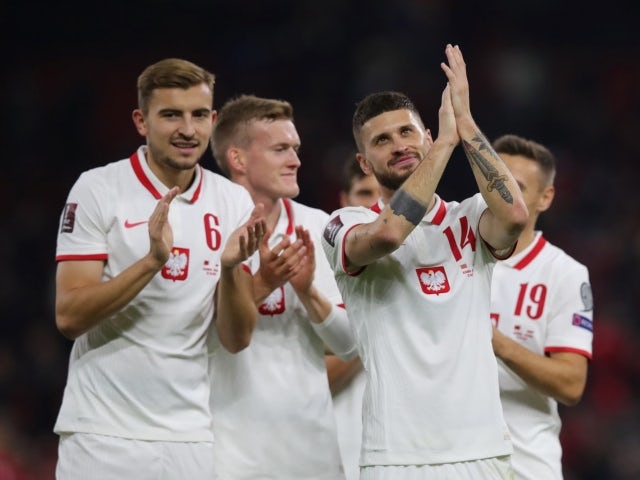I polacchi Mateusz Klich e Michal Helik applaudono i fan dopo la partita del 12 ottobre 2021