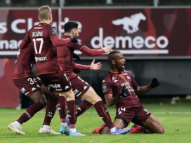 Habib Maiga di Metz festeggia il suo primo gol con i compagni di squadra il 13 febbraio 2022