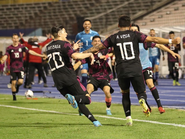Il messicano Alexis Vega festeggia il suo secondo gol con i compagni di squadra il 27 gennaio 2022